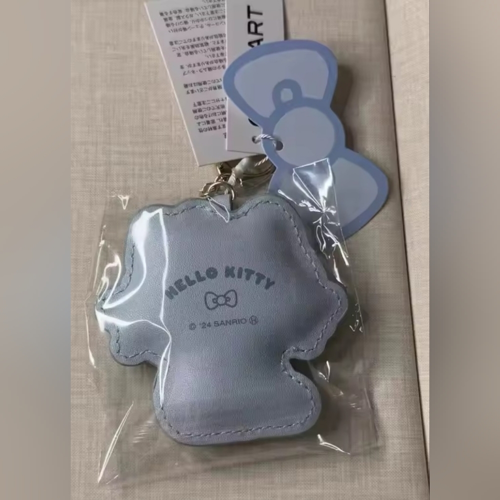 EXCLUSIVE - Hello Kitty Officially Licensed Keychain Set - Picture 6 of 10